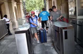 Students enter the Quad with luggage
