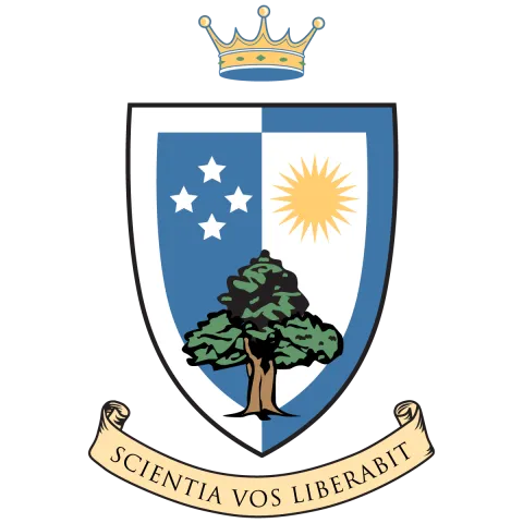 Kings Court English's coat of arms, divided in half vertically in blue and white, with a bordure counterchanged, and in base a tree; in the upper left four stars in a diamond pattern, and in the upper right a golden sun. On a ribbon beneath, the motto "Scientia Vos Liberabit".